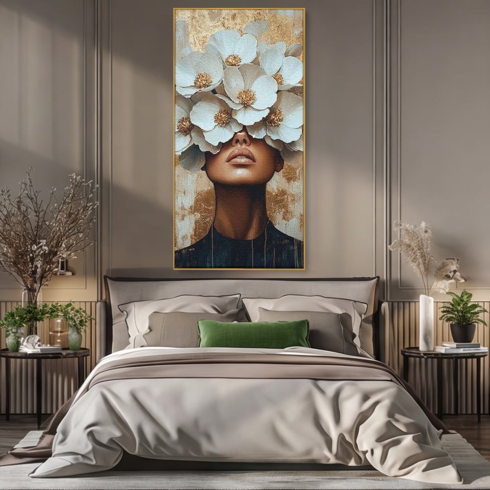 Tablou canvas cu tablou canvas portret feminin cu flori, in rama de aluminiu auriu, pe perete intr-un dormitor